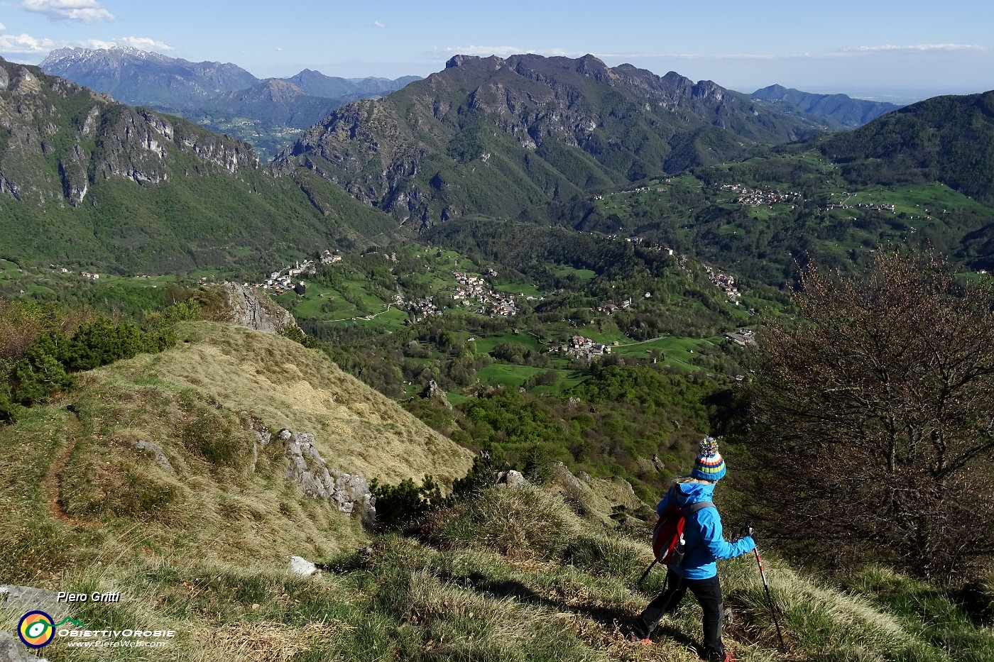 50 Scendiamo la cresta con vista in Val Taleggio ed oltre.JPG